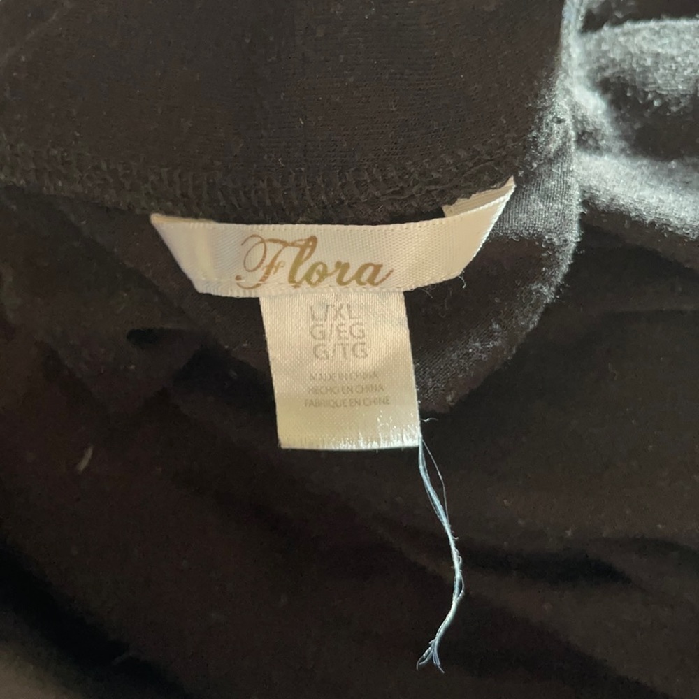 Flora black robe - Picture 2 of 6